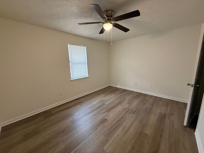 Building Photo - 1030/1032 Cantrell Ln