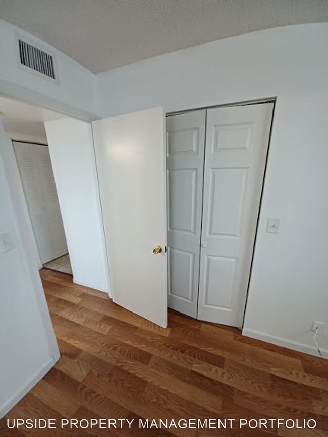 Building Photo - 2820 Somerset Dr