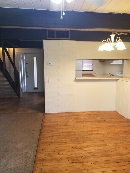 #45 2BR 1Bath With Washer/Dryer - 2740 University Ave