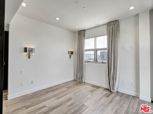 Building Photo - 600 S La Brea Ave