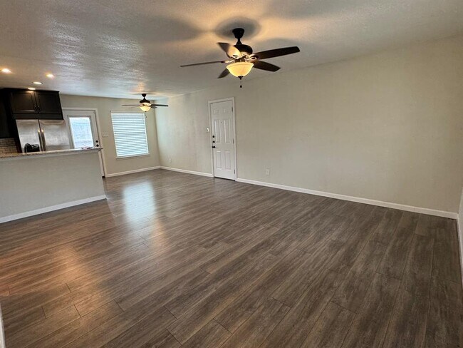 Building Photo - 2006 Ash St