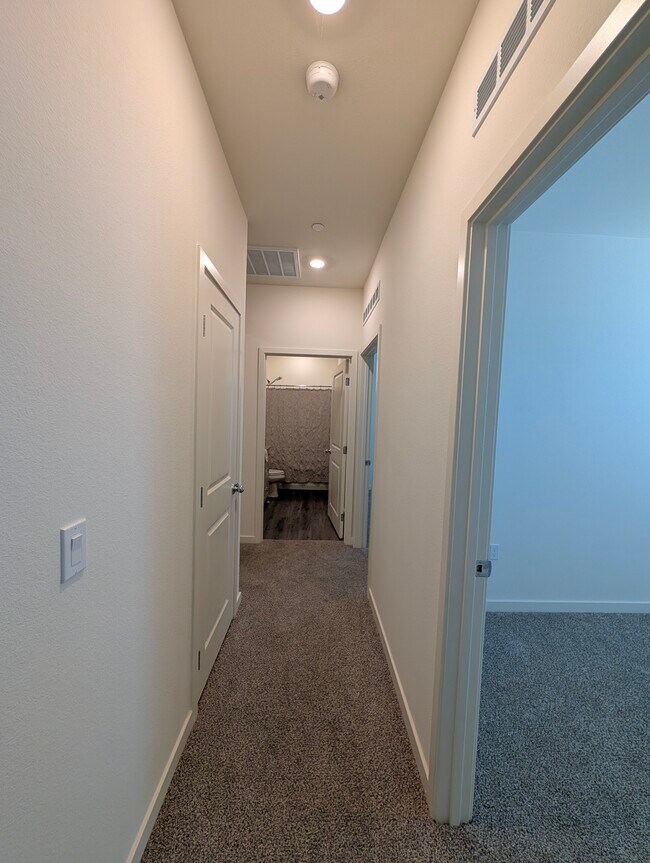 Building Photo - 821 Highlands Dr