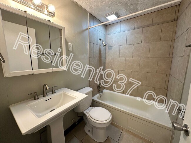 Building Photo - 4 Bed 2 Bath