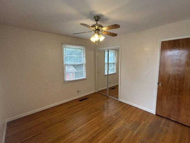 Building Photo - Charming Home in Hermitage