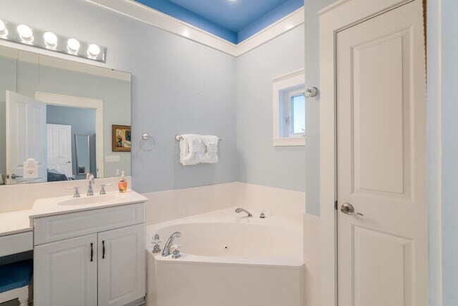 Building Photo - 10 Boardwalk Ln