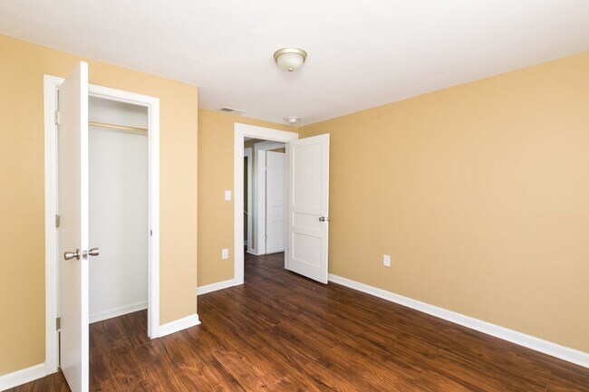 Building Photo - Cute, Clean & Completely Renovated