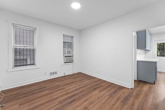 Building Photo - 296 Pearsall Ave