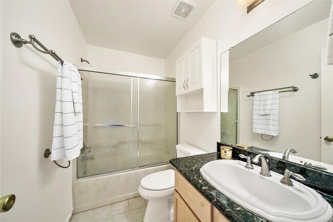 Building Photo - 8010 Golf Green Cir