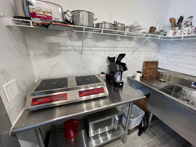 Building Photo - 2116 NE 8th Pl