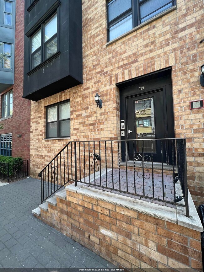 Building Photo - 719 Monroe St