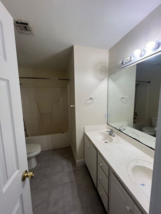 Building Photo - 4BRd Carleton Place, Upscale Brick town home, 1 car garage!  Central Wilmington!