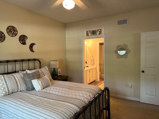 bedroom - 10000 SW 52nd Ave