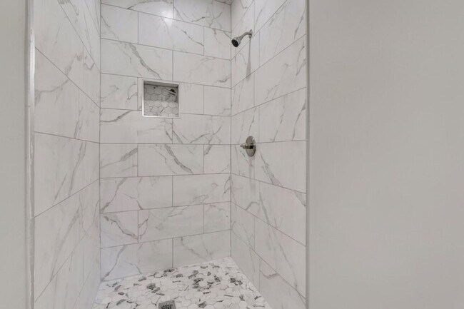 Building Photo - Live Near It All! 3 Bedroom Home in Midtown Savannah