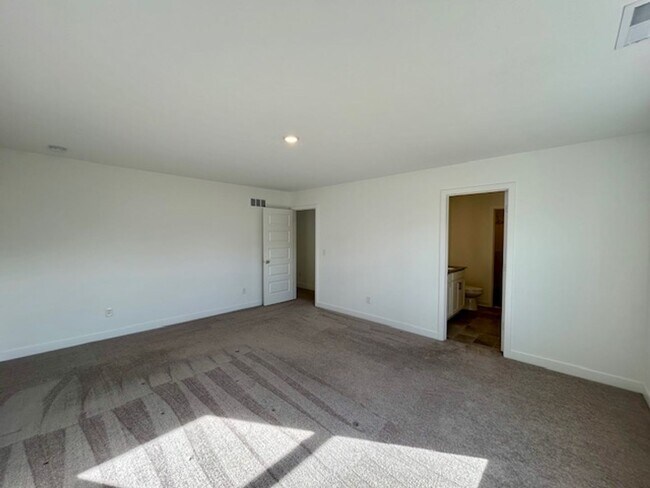 Building Photo - Beautiful Newly Built 4 Bed, 2.5 Bath Home - Loudoun Place Neighborhood