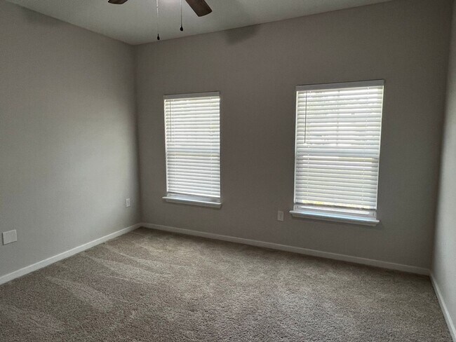 Building Photo - 204 Park View Ln