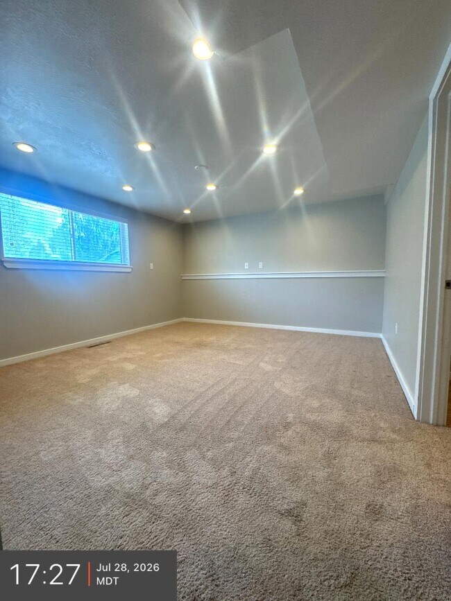 Building Photo - 555 E 170 S