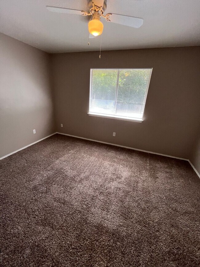 Building Photo - 9625 Sugar Hill Dr