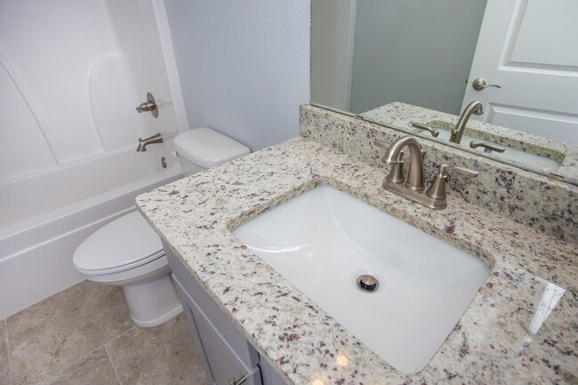 Building Photo - Great location! One block from DeVillier's Square and walking distance to Palafox.