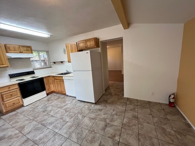 Building Photo - 412 NW Manzanita Ave