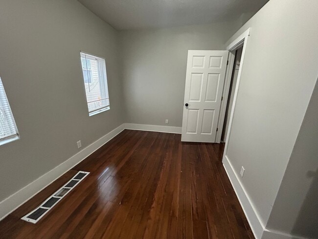 Building Photo - Right Size and a Great Location! Two bedroom Home!