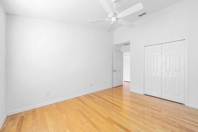 Building Photo - Jax Beach Condo Close to Everything