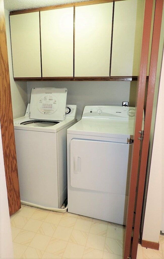 Building Photo - $ 1,095| 2 Bedroom, 1 Bathroom CONDO | PET...