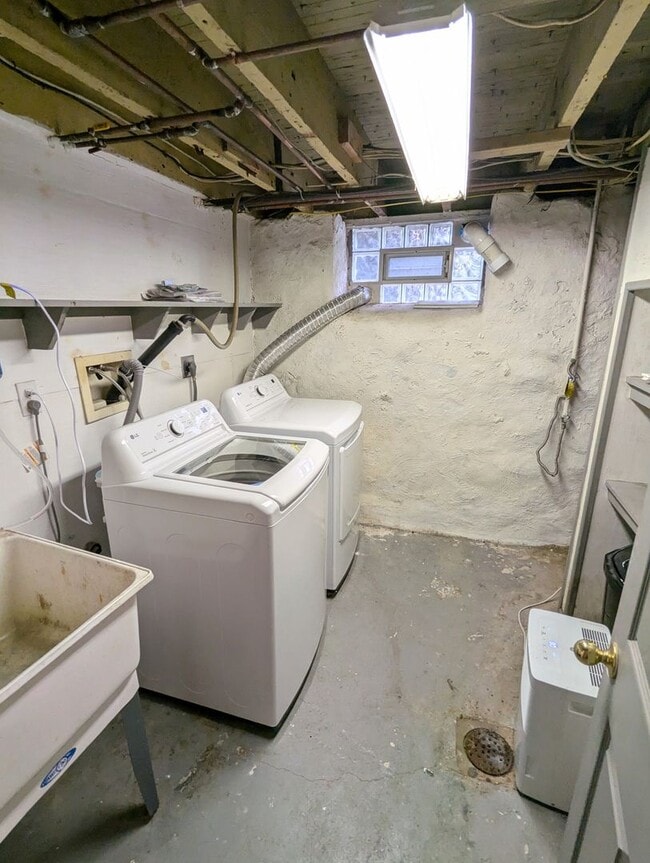 Building Photo - COMING SOON 2 Bedroom 1.5 Bathroom Single ...