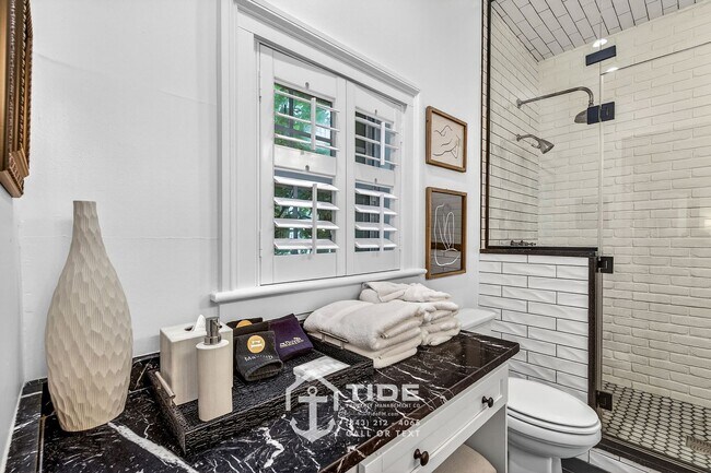 Building Photo - Live in the Heart of Harleston Village!