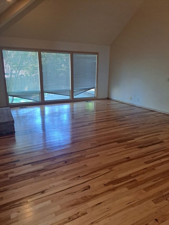 Building Photo - Stunning Home - Spacious Rooms !  Large yard