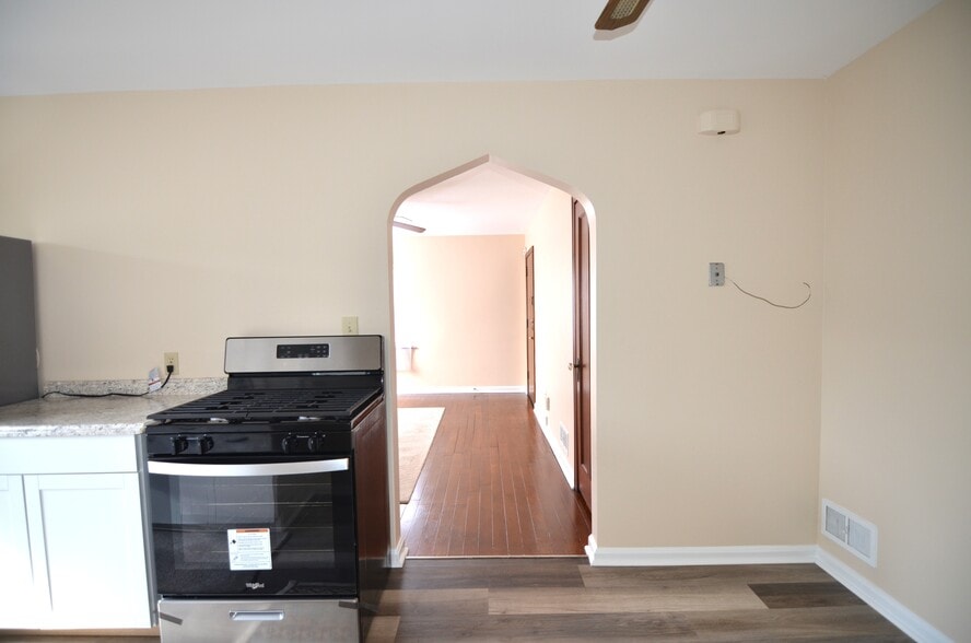 Building Photo - 221 Bank Ave