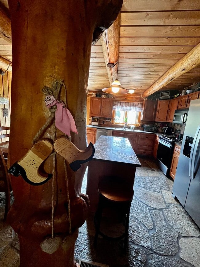 Building Photo - Fully Furnished Cabin Available - 10 Minut...