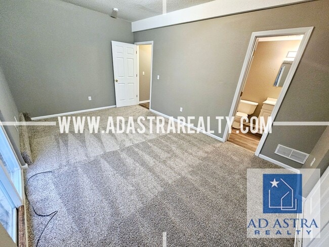 Building Photo - 2 Bedroom 2 Bath Townhouse in North Kansas...