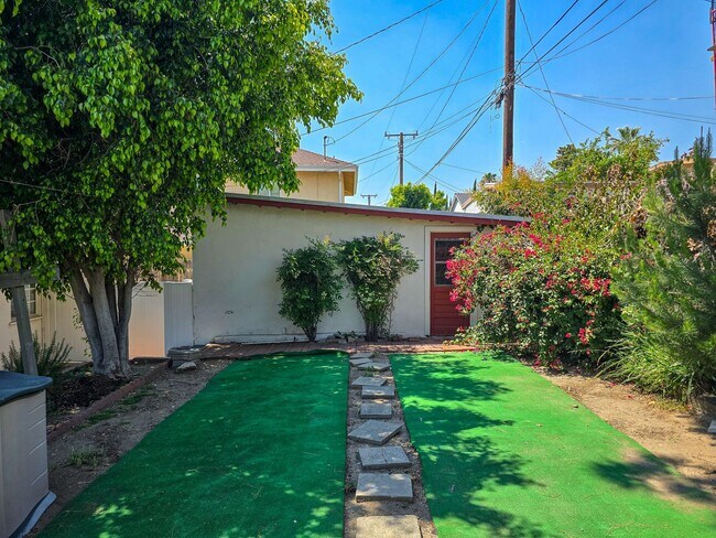 Building Photo - Charming 2-Bedroom Retreat in La Crescenta – Available Now! OPEN HOUSE SATURDAY 6/13 FROM 2:30 PM...