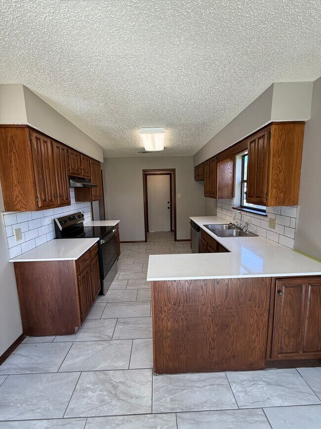 Building Photo - 3 Bed 2 Bath Duplex with 2 Car Garage.  Gas Heat & Hot Water.  Yard Care Included.