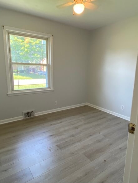 3rd bedroom - 8003 Broadfern Dr