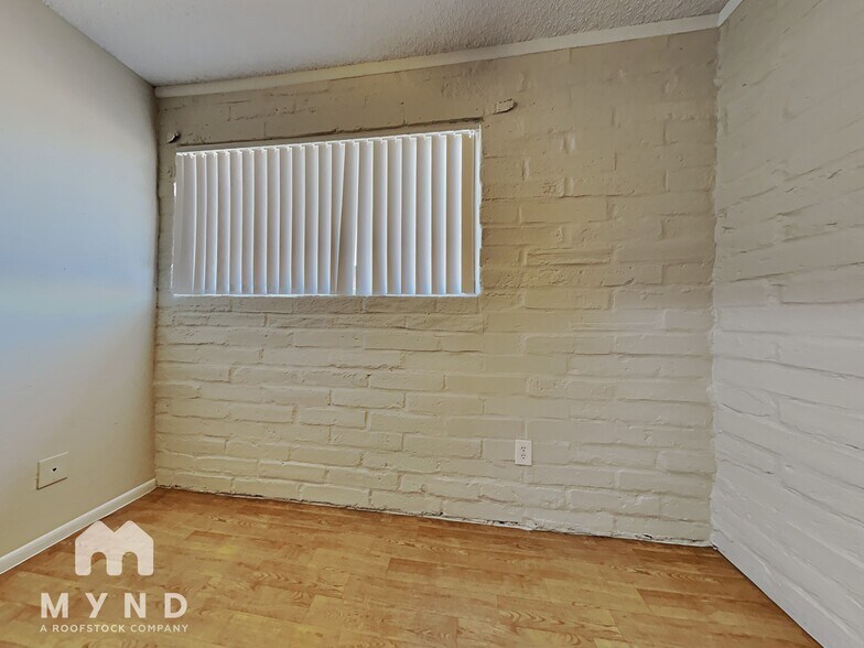 Building Photo - 910 S Dorsey Ln