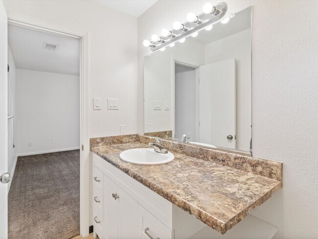 Building Photo - Spacious 4-Bed, 2-Bath Home | Large Backyard| Quick Access to Highway 528 and Other Routes| Pre-L...