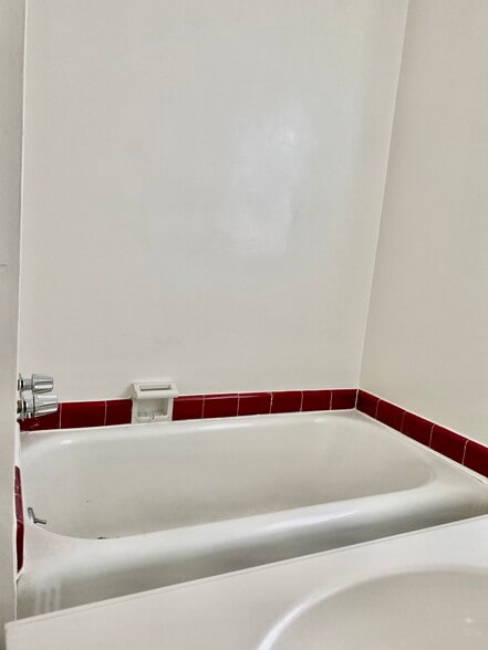 bath - 1044 N Crescent Heights Blvd