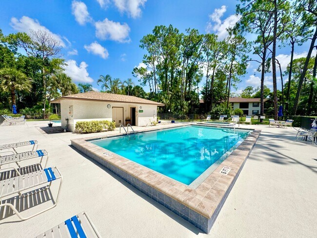 Building Photo - ** KINGS LAKE ** 2 BED / 2 BATH - CONDO - ...
