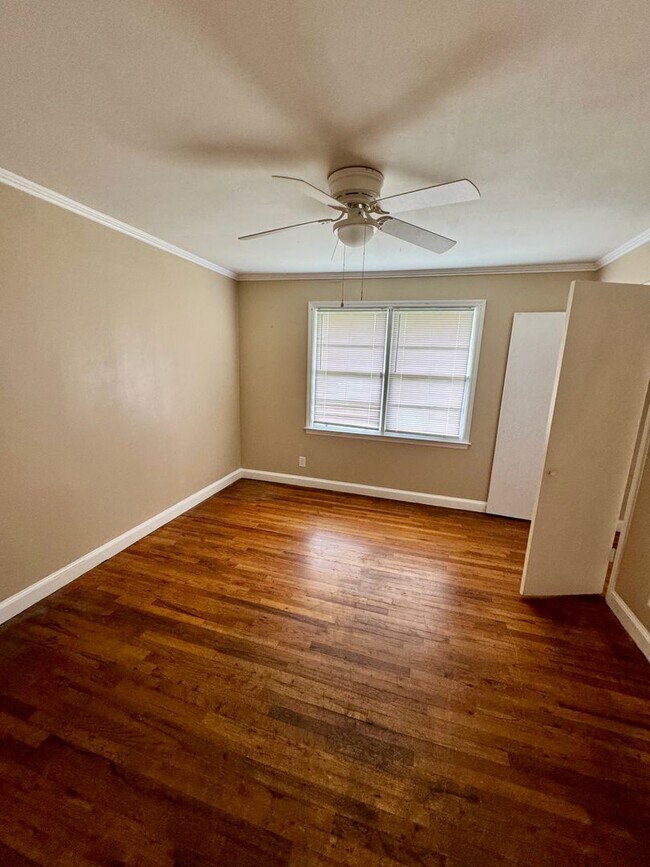 Building Photo - 4 Bed 2 Bath Brick House