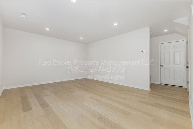 Building Photo - 1816 Blanche St