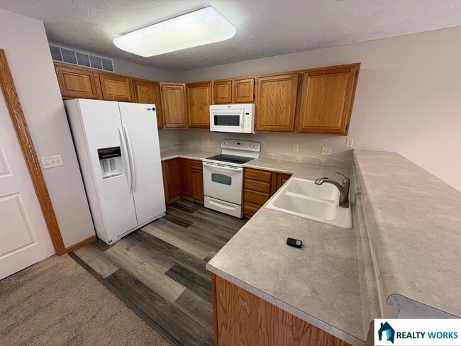 Building Photo - 3 bedroom townhome - SE Lincoln