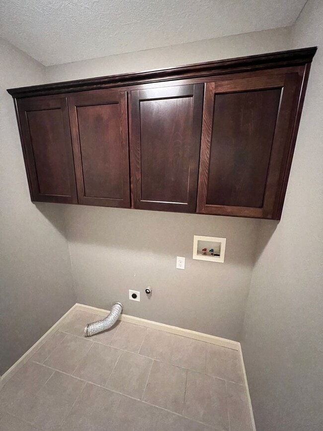 Building Photo - Well Maintained Three Bedroom Home in Sout...