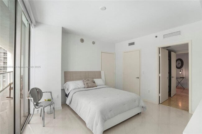 Building Photo - 475 Brickell Ave