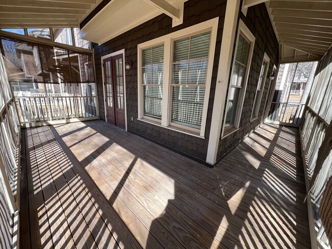 Building Photo - Stunning 2 bed 2.5 Condo!