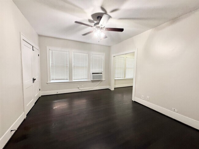 Building Photo - 1126 Berthea St