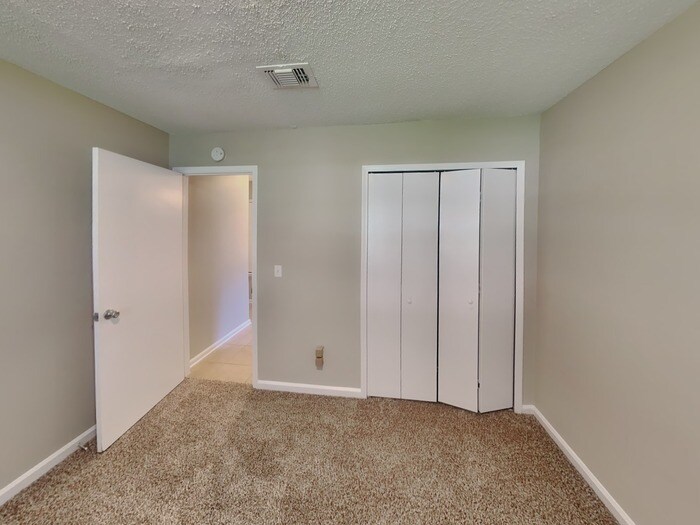 Building Photo - 950 Turtle Creek Dr S