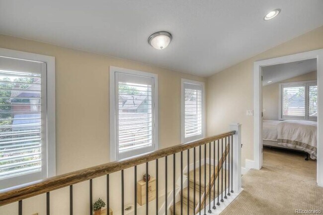 Building Photo - Beautiful 2 Bed/2.5 Bath Home in the Highl...