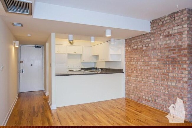 Building Photo - 2 bedroom in Chicago IL 60610