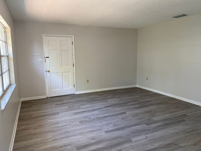 Building Photo - Spacious 2BR/1BA Duplex in Prime Lakeland ...